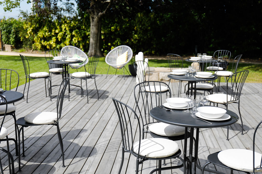 Terrasse en bois face au jardin